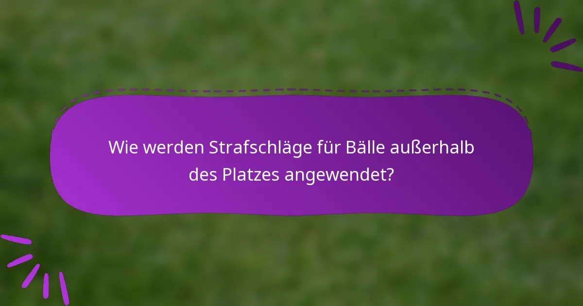 Wie werden Strafschläge für Bälle außerhalb des Platzes angewendet?